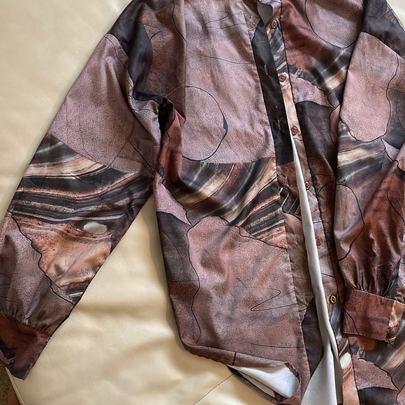 Abstract looking loose blouse - Picture 2 of 6